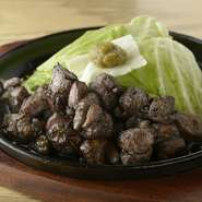 “豪快に焼き上げるパフォーマンス”も込みで人気の一品。芳ばしい香りに食も進みます。まずはそのまま食し、次に柚子胡椒をつければ“味変”も楽しめます。キャベツと一緒に食べるのもオススメです。
