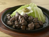 “芳ばしい香り”がたまらない『名物純鶏の火山焼き』