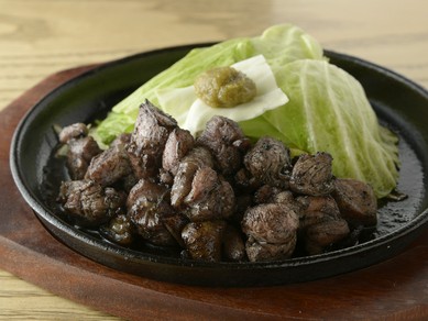 “芳ばしい香り”がたまらない『名物純鶏の火山焼き』