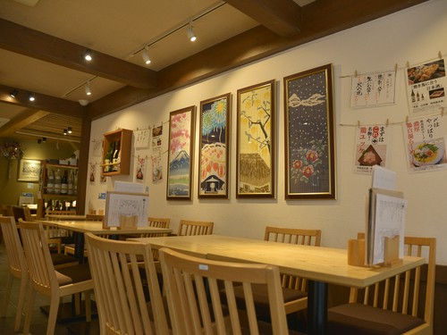日本らしい絵が描かれた手拭いが、“和”の雰囲気を演出