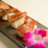 肉好き必食！　食べ飲み放題のコースで味わえる『牛肉寿司』