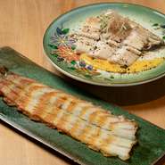 めずらしい燻製は、ほんのり塩味があるベーコンのような味わい。旨みがギュッと凝縮されています。シンプルな湯引きは香り高い自家製酢味噌と合わせて。鰻の脂に負けない濃厚な味噌の香りが食欲をそそります。