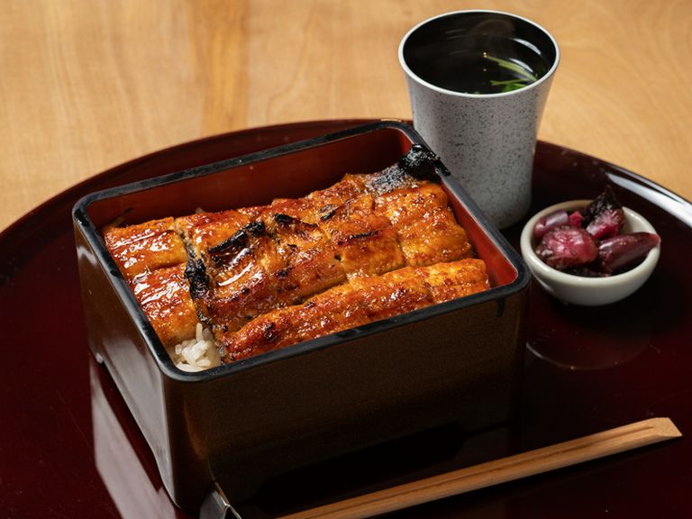 圧巻のボリューム! 創業以来の看板商品『寝床自慢のうな重』