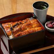 重箱を埋めつくすかのような、まるごと一匹の鰻！　じっくりと炭火で焼き上げた極上の鰻をあますことなく味わえます。通信販売でも全国からオーダーが寄せられる人気の逸品です。
