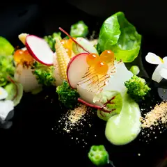 見事にSNS映えする『季節の魚介を使ったカルパッチョ』