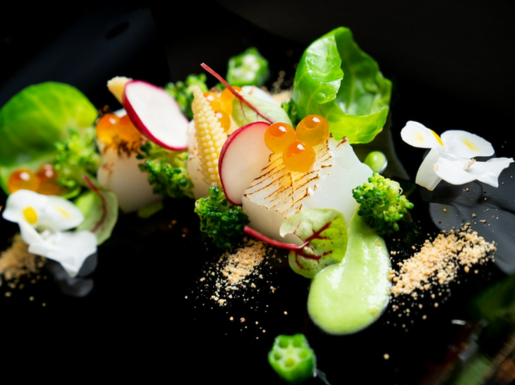 見事にSNS映えする『季節の魚介を使ったカルパッチョ』