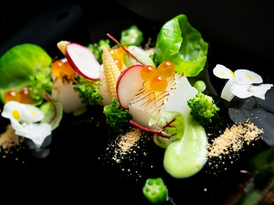 見事にSNS映えする『季節の魚介を使ったカルパッチョ』