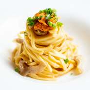 パスタは少し角のある「メッツェリングイネ」を使用し、独特の食感が楽しい。クリームのマイルドな味わいに、雲丹のコク、舞茸の旨み、わさびのワンポイントがきいた独特な味わいが楽しめます。