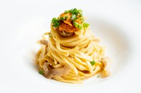 パスタは少し角のある「メッツェリングイネ」を使用し、独特の食感が楽しい。クリームのマイルドな味わいに、雲丹のコク、舞茸の旨み、わさびのワンポイントがきいた独特な味わいが楽しめます。