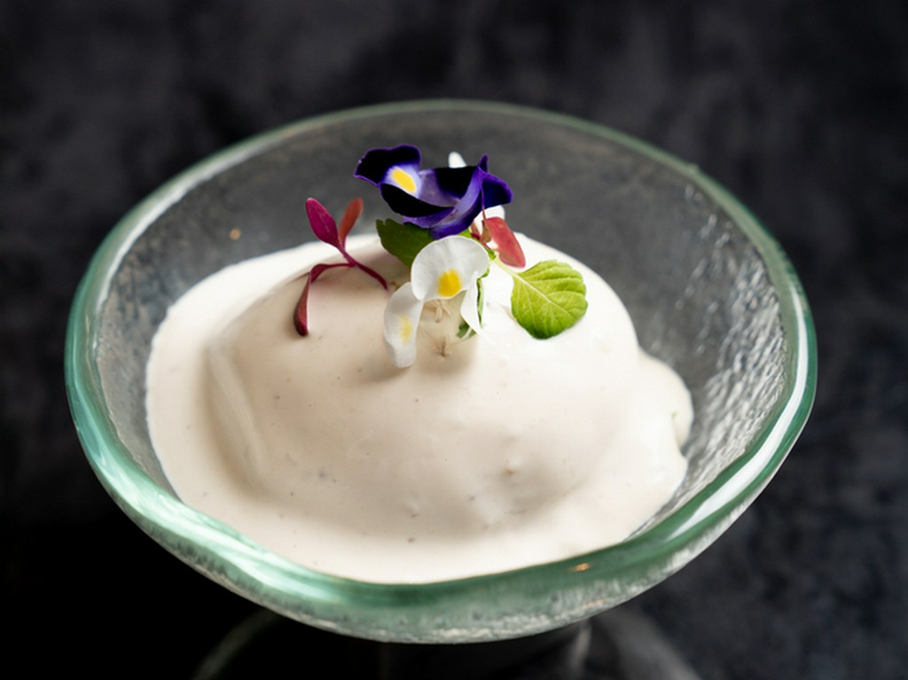 白ワイン片手に楽しみたい『半熟卵　アンチョビマヨネーズとトリュフの香り』