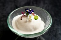 ヨーロッパの郷土料理をアレンジした一品。トロッとした卵黄の半熟卵と、マヨネーズソースを混ぜて味わいます。アンチョビを隠し味にしてトリュフが香るソースの味わいが格別。冷えた白ワインとの相性が抜群です。