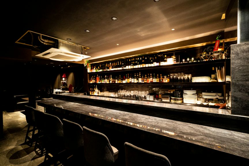 カウンターは全8席