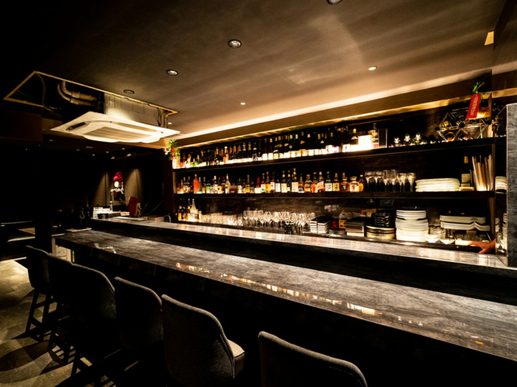 カウンターは全8席