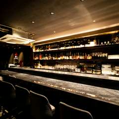 カウンターは全8席