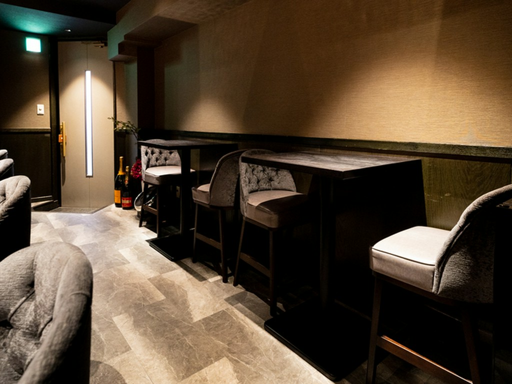 テーブル席のチェアも座り心地抜群