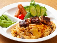 ふわっふわのオムライスの上には、食べやすいサイズにカットされた鰻をオン。さらにはウインナー、デザートにソフトドリンクがセットとお子様大喜びの内容です。
※10歳以下限定メニュー
※21時以降は販売休止します