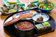 骨せんべい・肝料理・うざく・白焼・鰻サラダ・長焼・カニみそ豆腐とひつまぶしの9品がお楽しみ頂けます。