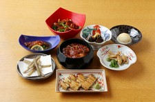 骨せんべい・肝料理・うざくに加え、鰻の旨みを味わえる白焼・うなサラダとひつまぶしがお楽しみ頂けます。