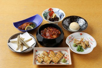 骨せんべい・肝料理・うざくに加え、鰻の旨みが味わえる白焼とひつまぶしがお楽しみいただけるコースです。