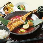 旬の時期に獲れたお魚を提供直前に炙り焼きにしたボリューム満点の御膳です。天婦羅と小鉢がセットになったお魚好きにはたまらない御膳です。