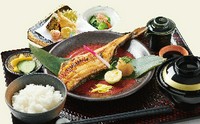 旬の時期に獲れたお魚を提供直前に炙り焼きにしたボリューム満点の御膳です。天婦羅と小鉢がセットになったお魚好きにはたまらない御膳です。