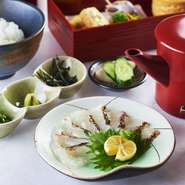 炊き立てご飯に産地の旨味たっぷりの鯛の昆布〆を乗せて、まずはそのまま一口。アラからじっくり煮出した上品なお出汁をかけて、もう一口。香り引き立つ逸品。