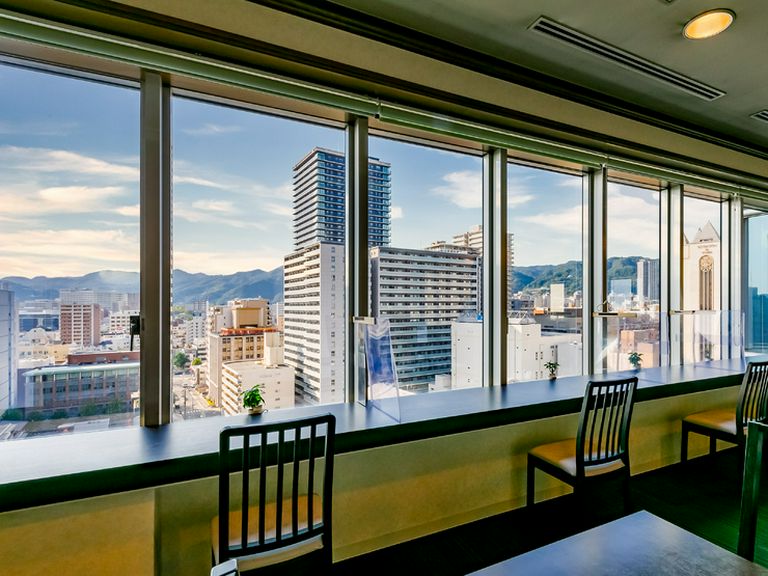 神戸の街並みを見ながら、おいしい食事が楽しめる