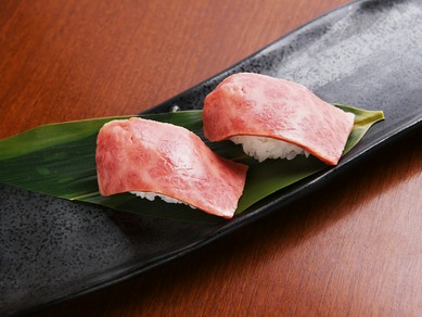 やわらかな霜降り肉を寿司で味わう『肉寿司』