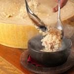 【チーズビストロブーズアップ】オリジナル！石焼のおこげの香ばしさとチーズのまろやかさが癖になる一品です。味は他に「ゴルゴンゾーラ」「ポルチーニ」「パルミジャーノ」からも選べます。