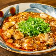 スパイシーな麻婆豆腐に牛ホルモンと牛スジを加えたオリジナルメニュー。素材の豊かなコクが深い味わいをつくり出します。リクエスト次第でやさしい辛さにも激辛にもできるのが好評。ハイボールとの相性も抜群です。