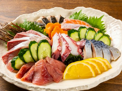 岡山名物サワラのタタキが絶品！『旬選鮮魚 お造り盛り合わせ』（注文は2人前から）