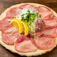 薄切りにした牛タンをしゃぶしゃぶで味わえる人気の鍋料理です。オリジナルの合わせポン酢が牛タンの旨みを引き立て、後を引くおいしさ。牛タンしゃぶしゃぶがメインのコースも用意されています。