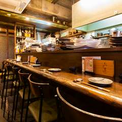 使い込まれた木のカウンターテーブルも味わい深い