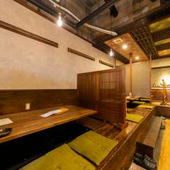 隣のテーブル席との間に仕切りがあり、くつろげます