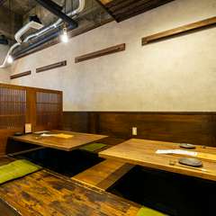 掘りごたつ式のテーブルや床も木。テーブルもゆったり広々