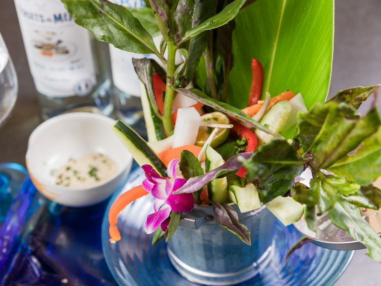 沖縄県産の食材を使った『野菜バーニャカウダ風』