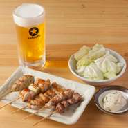 【炭火やきとりいそこ】自慢の串焼き5種に塩だれキャベツと日替わりの小鉢、ドリンク1杯が付いたうれしいセット。採算度外視、超・お得なサービスメニューのため、オーダーできるのは1人1回限りです。