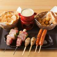 5種類の味を一度に堪能できる贅沢な野菜串や人気のつくね、ソーセージなどを熱々のチーズにディップしていただきます。自家製ポテトチップスはそのまま食べてもOK。思わずお酒が進みます。
※オーダーは2人前から