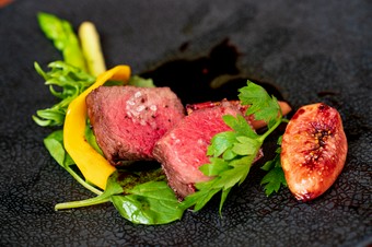 柔らかな赤身肉を味わう『牛イチボ肉ロースト　イチジクのソース』