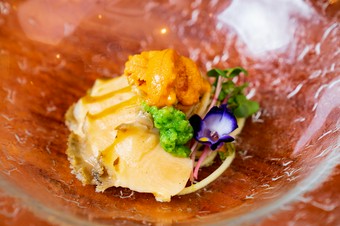 旬の味を爽やかに楽しむ『鮑と雲丹の冷製パスタ　胡瓜と肝のソース』