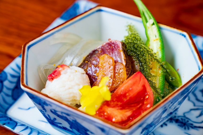 イタリアン×和食。さっぱりといただくサラダ『鰹と鱧からすみがけ 夏野菜とトマトのジュレ』