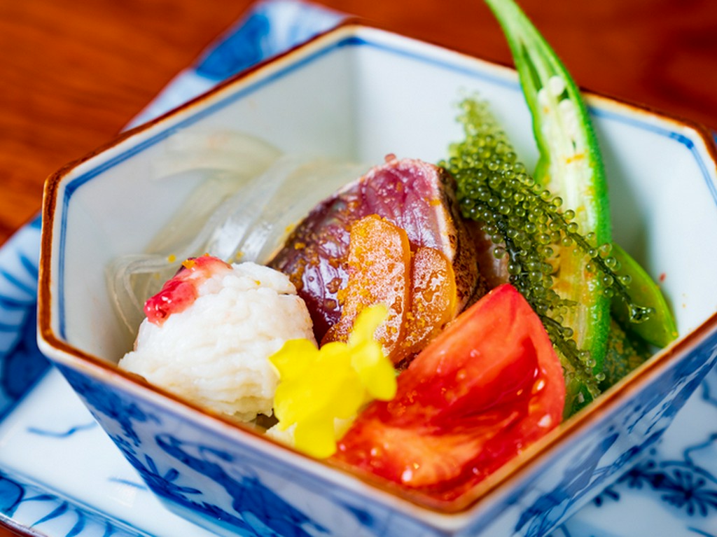 イタリアン×和食。さっぱりといただくサラダ『鰹と鱧からすみがけ　夏野菜とトマトのジュレ』