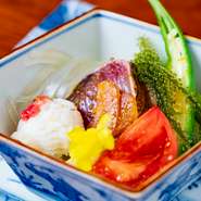 鰹と鱧の湯引きを夏野菜と共にいただくサラダ感覚の一品。リンゴ酢を使った葛切りを添え、美しくすっきりとした味わいの夏メニュー
※おまかせコースの一例のため季節や仕入れ等でメニューは変更します