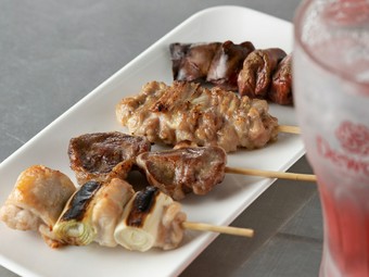 厳選素材を使用。【アンボSun】の看板メニュー『串焼き』