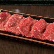 モモ肉のなかでも特に質の高いおいしさの希少部位『シンタマ』。熟成された赤身肉は、和牛の脂が苦手という方にもオススメできる逸品。スタッフが最もおいしい瞬間を見極め焼き上げてくれます。