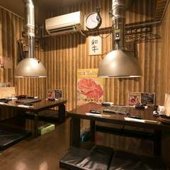 ゆったりお肉を味わうくつろぎの空間