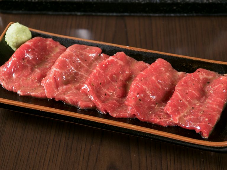 スタッフ自ら焼き上げる希少部位・シンタマはお店の名物