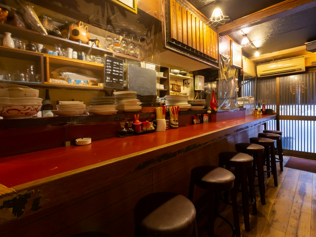 1階は店主にオススメを聞きながら楽しめるカウンター席