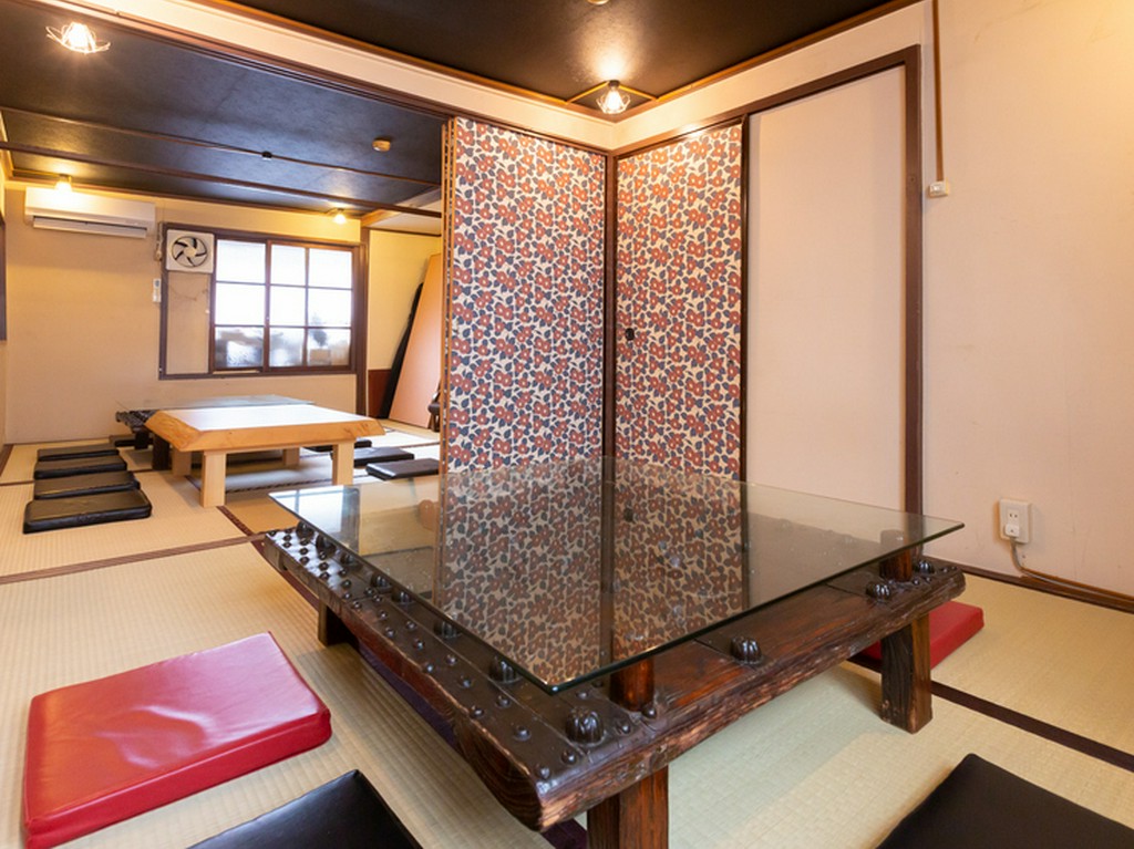 2階は古い蔵の扉をリメイクした座卓も印象的な座敷席