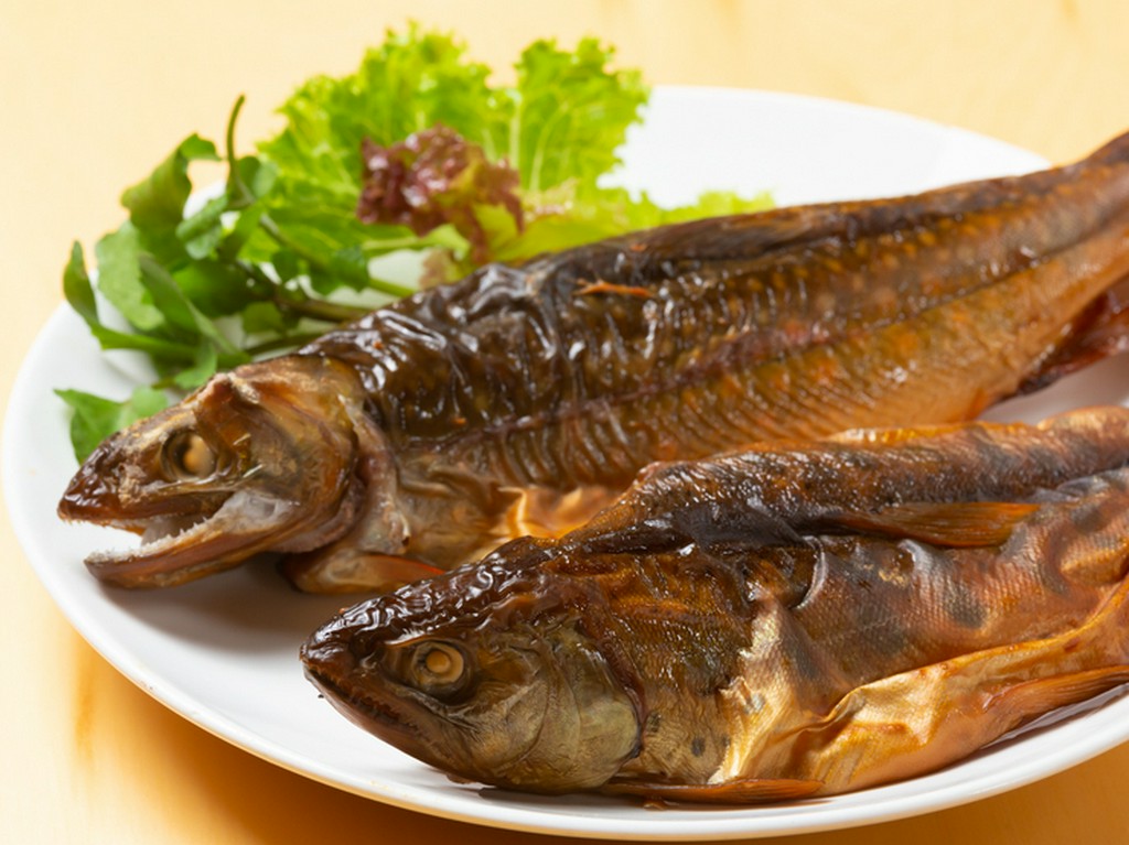 渓流で釣りあげた川魚や山菜など、自然の恵みを楽しめる